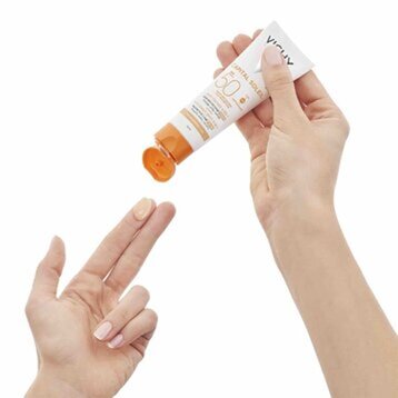 Színezett napvédő krém barna foltok ellen SPF 50+ - termék kép